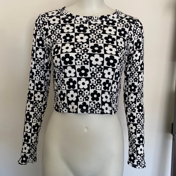 🌟 2/$10 Wild Fable Long Sleeve Black & White Floral Crop Top - Picture 1 of 4
